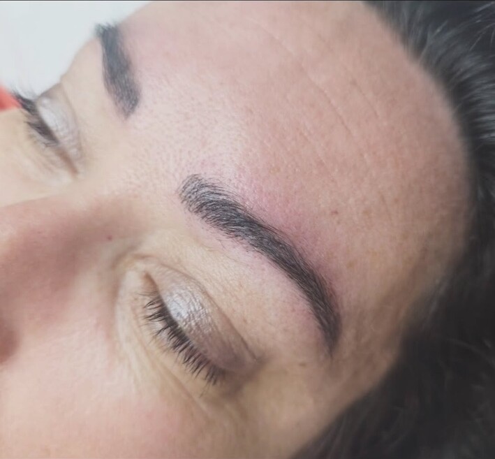 Sourcils définis — réalisation de maquillage permanent par Le Pouvoir De Soi
